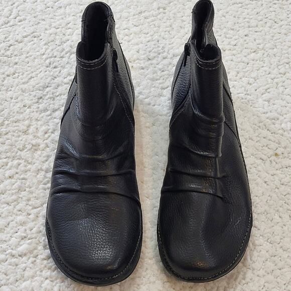 NEW Clarks Women's Un Loop Top Black Leather bootie boots size 10 - Picture 3 of 6
